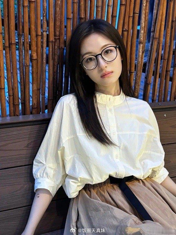李兰迪戴眼镜好有书卷气，越素越好看，真的好舒缓大气 ​​​