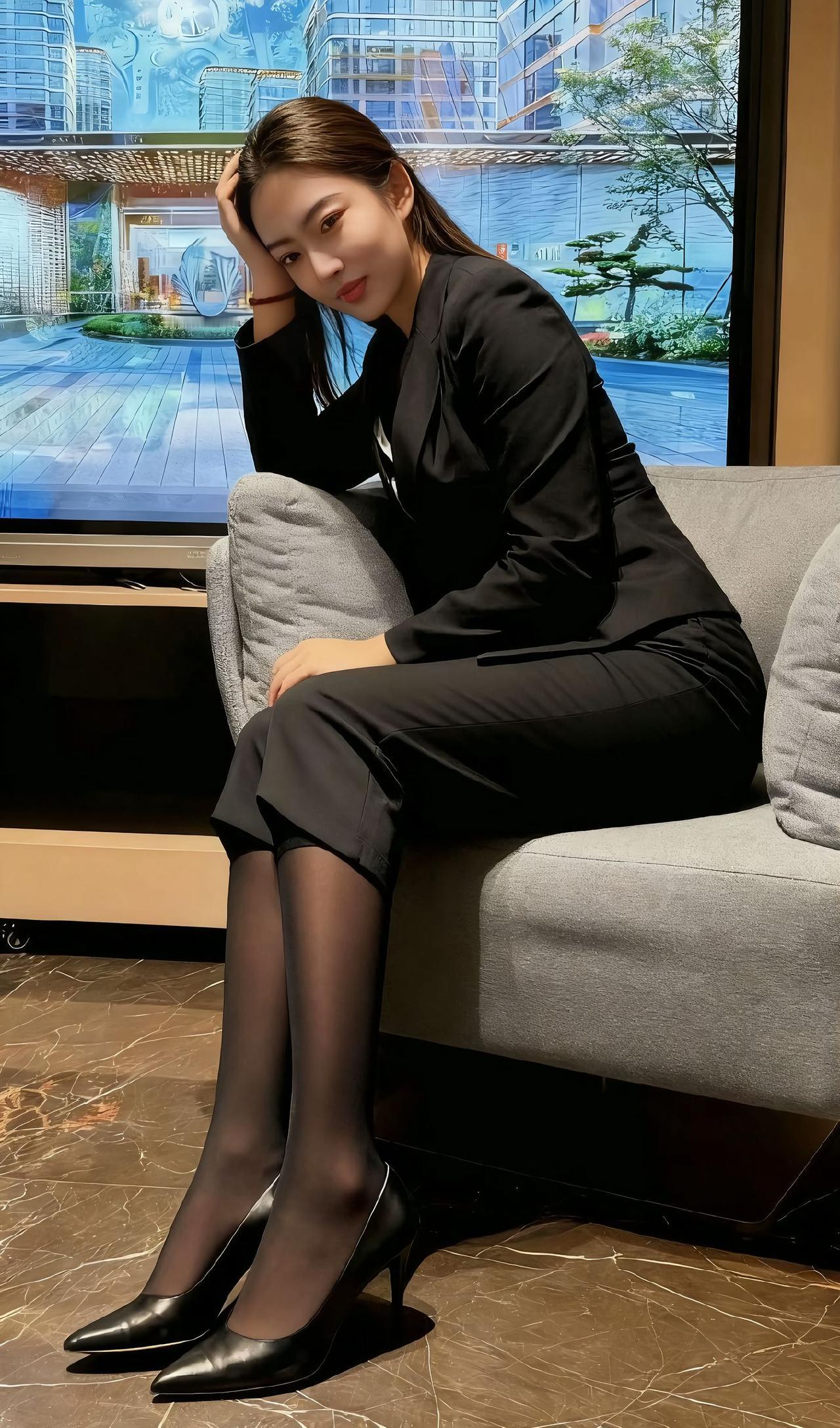 都市精英风范，黑西装搭配高跟鞋，尽显优雅与自信。