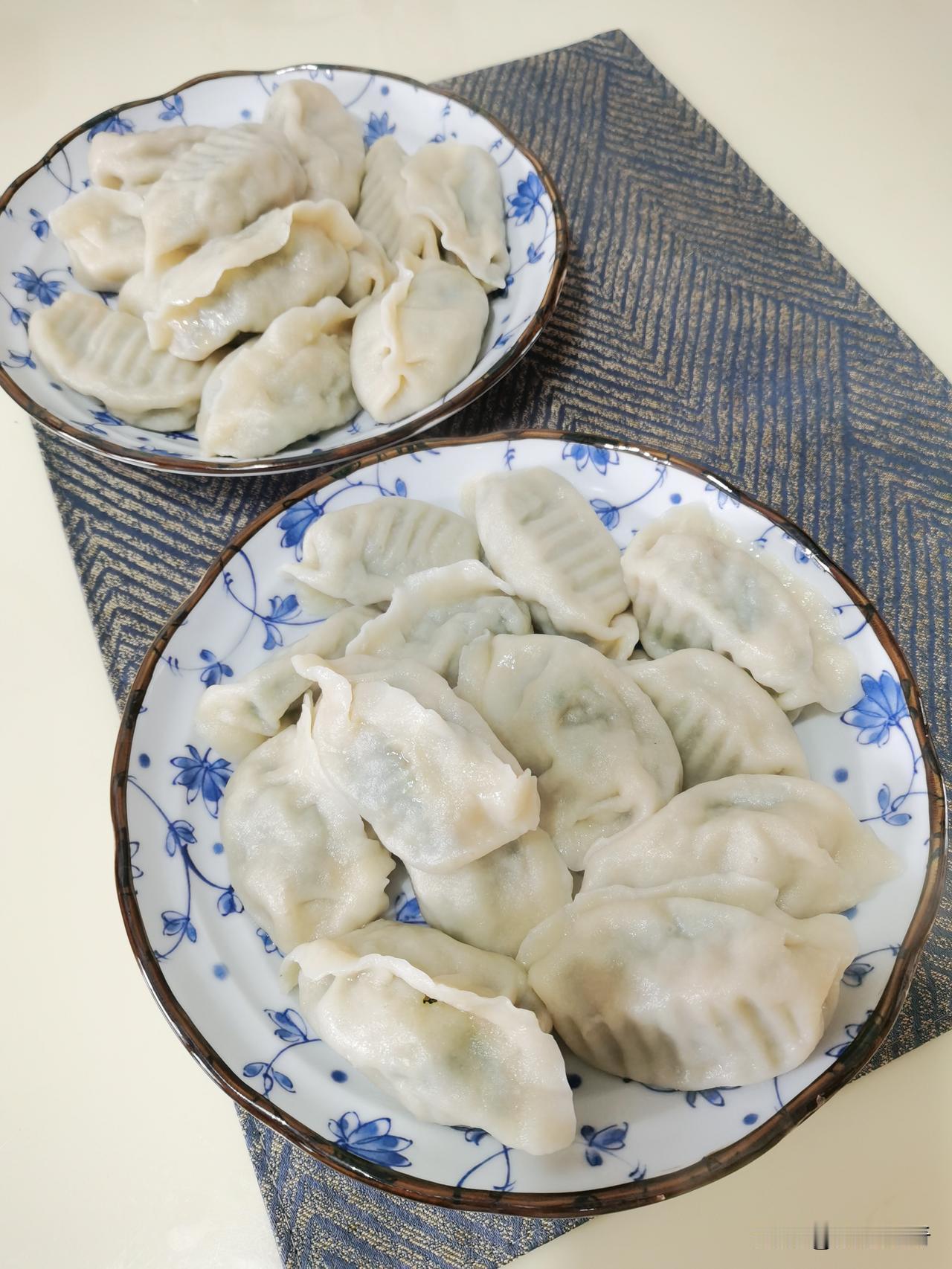 中午在家煮泡面，我感慨天天吃简餐太凑合。简单饭菜填饱肚子就行，年纪大，粗茶淡饭反