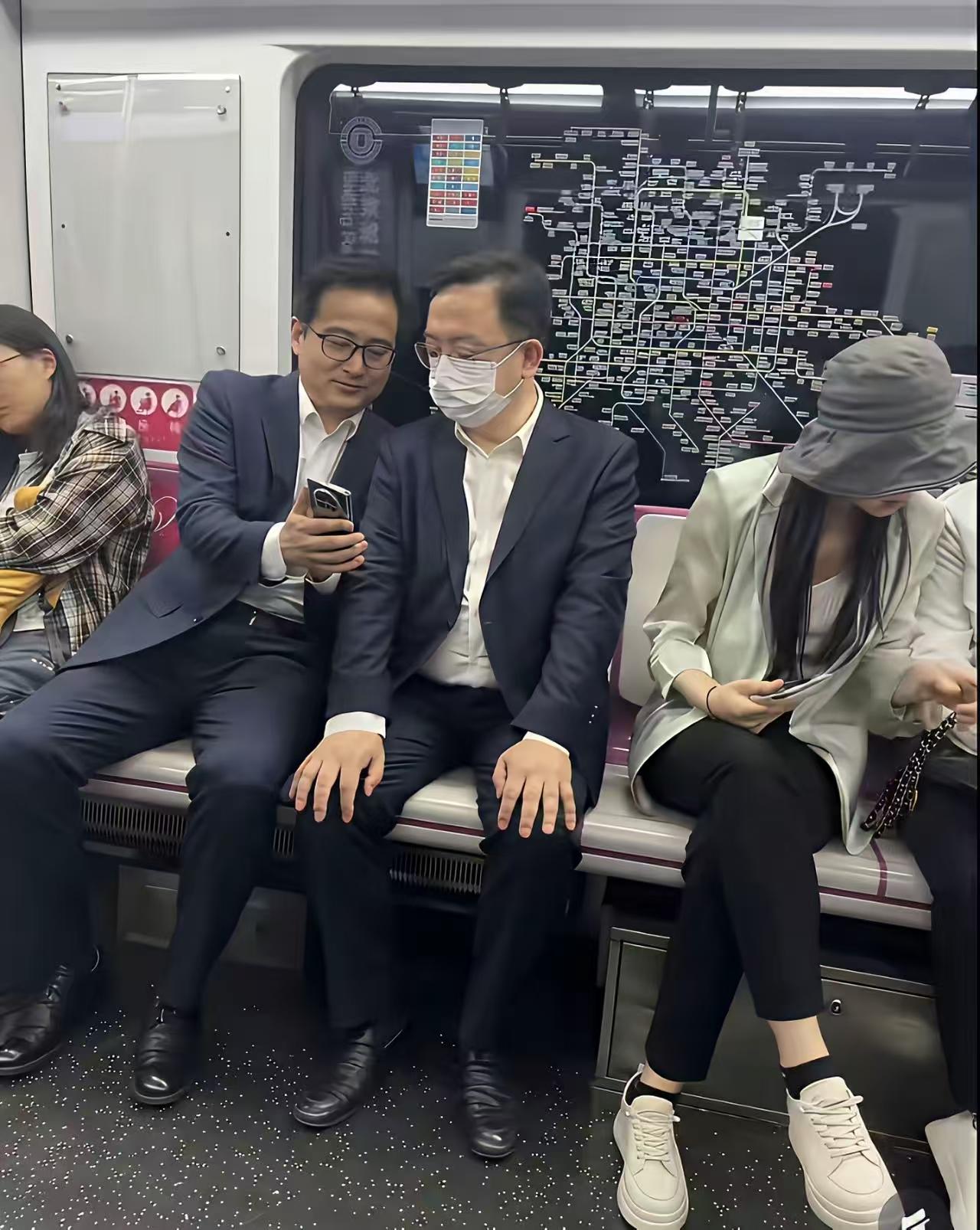 不得不说，比亚迪的王传福总，是真的很低调！典型的徽商代表！

按常理，这么大的老