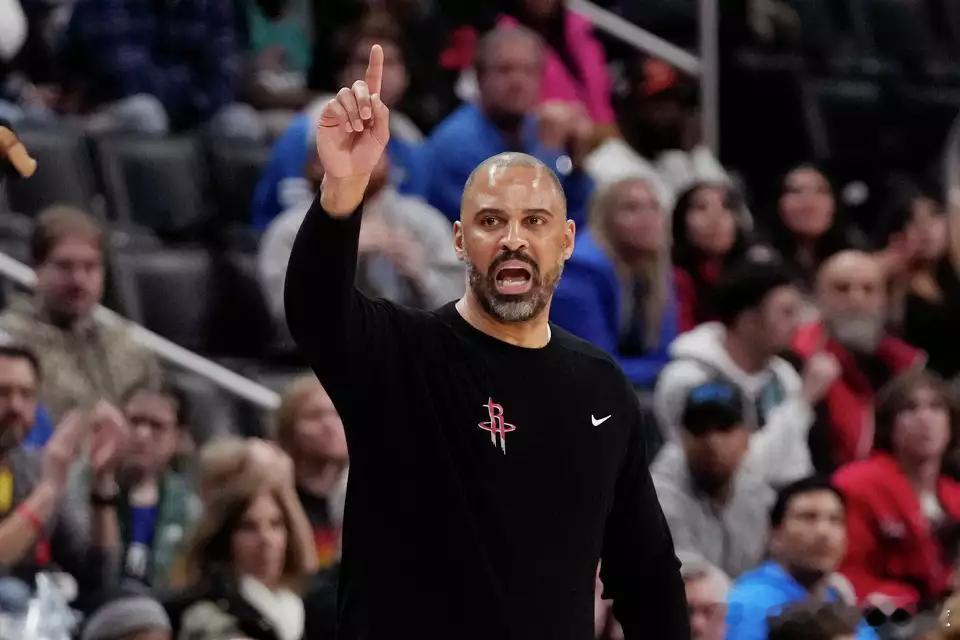 火箭今日出现24次失误，杜兰特一人就有7次。末节火箭难以应对湖人的包夹。记者问乌