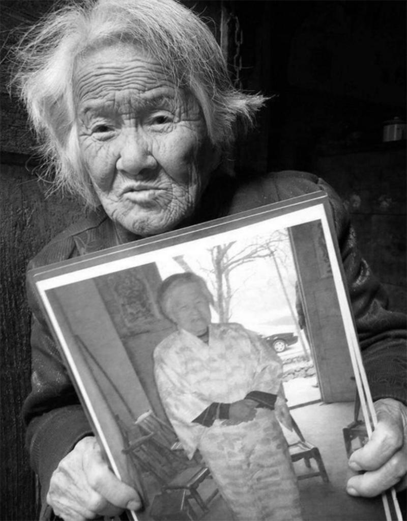 1945年，日本投降后，一个16岁的日本少女滞留中国，为了活命，她伪装成中国人，