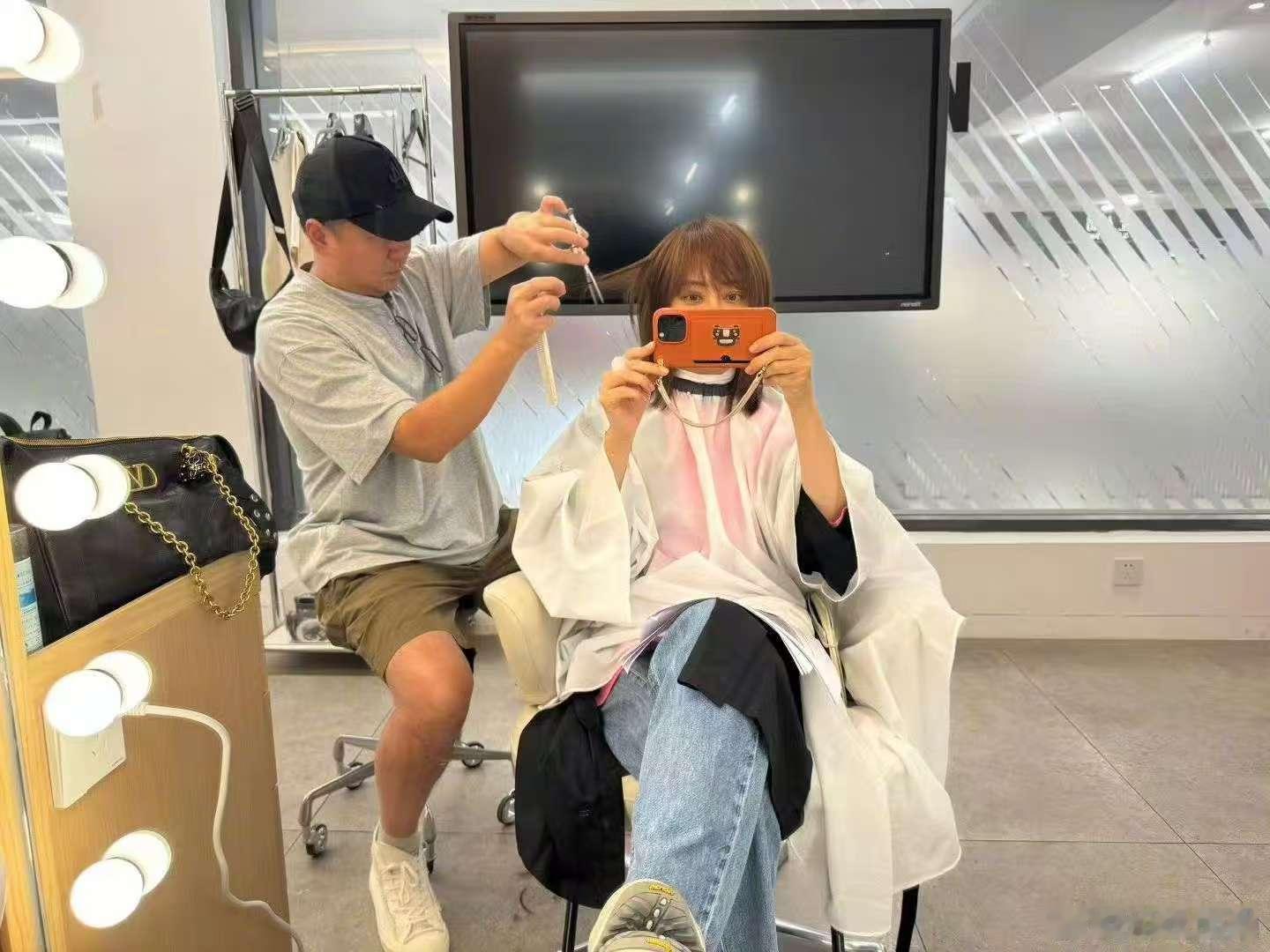 孙俪剪发自拍孙俪剪头发孙俪剪头发，不会是剪短发吧， ​​​