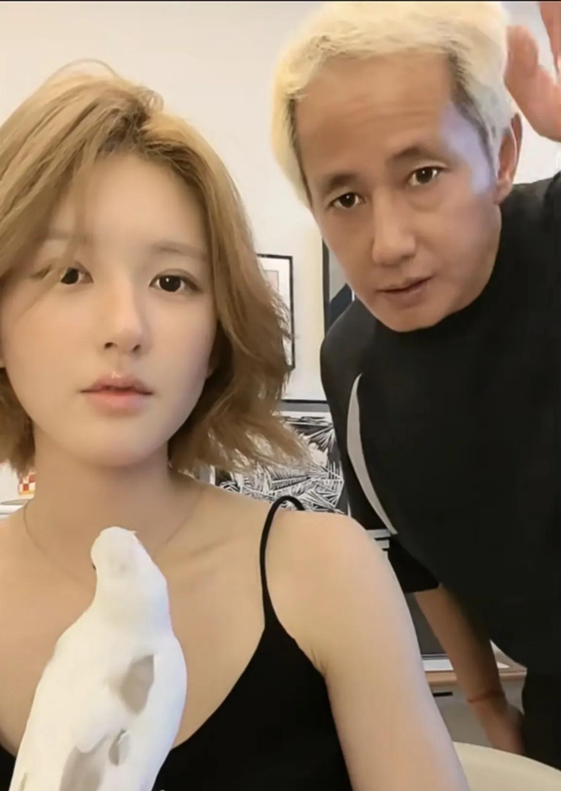 看到赵露思身旁的这个男人，
我恍然大悟！
赵露思有底气敢和公司主动提解约，因为她