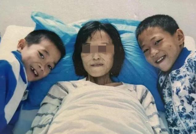 2016年，湖南一单亲妈妈身患癌症，临终前打算将11岁和8岁的儿子托付给亲戚，谁