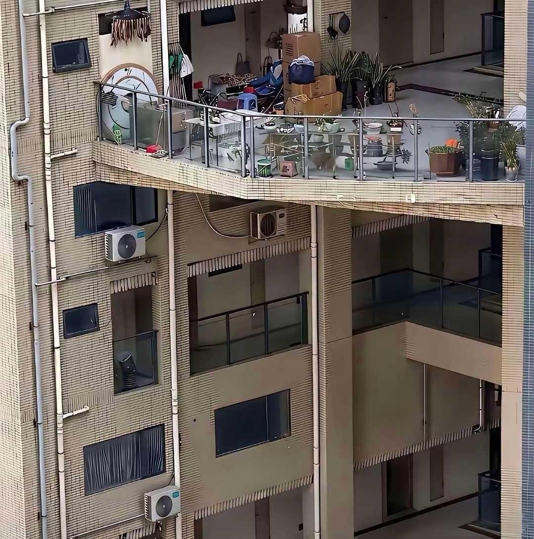 买房时给多5万能把这阳台给您，你愿意不？” 