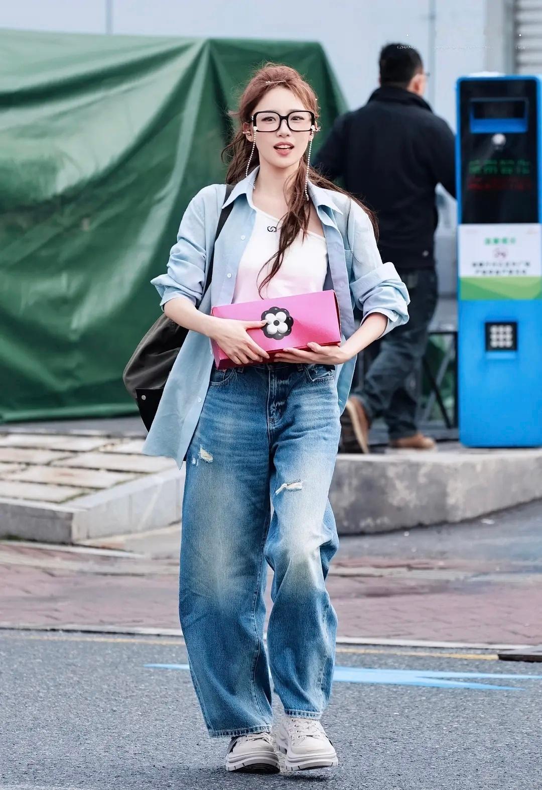 张月也太爱戴眼镜了吧，换得也太勤了，到底带了多少副过来啊！ 