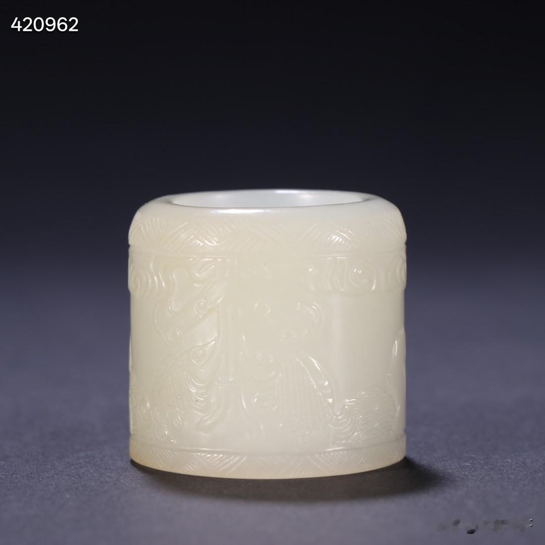 清代 和田玉吉庆双鱼扳指。
规格-高3.1cm 内径2.18cm