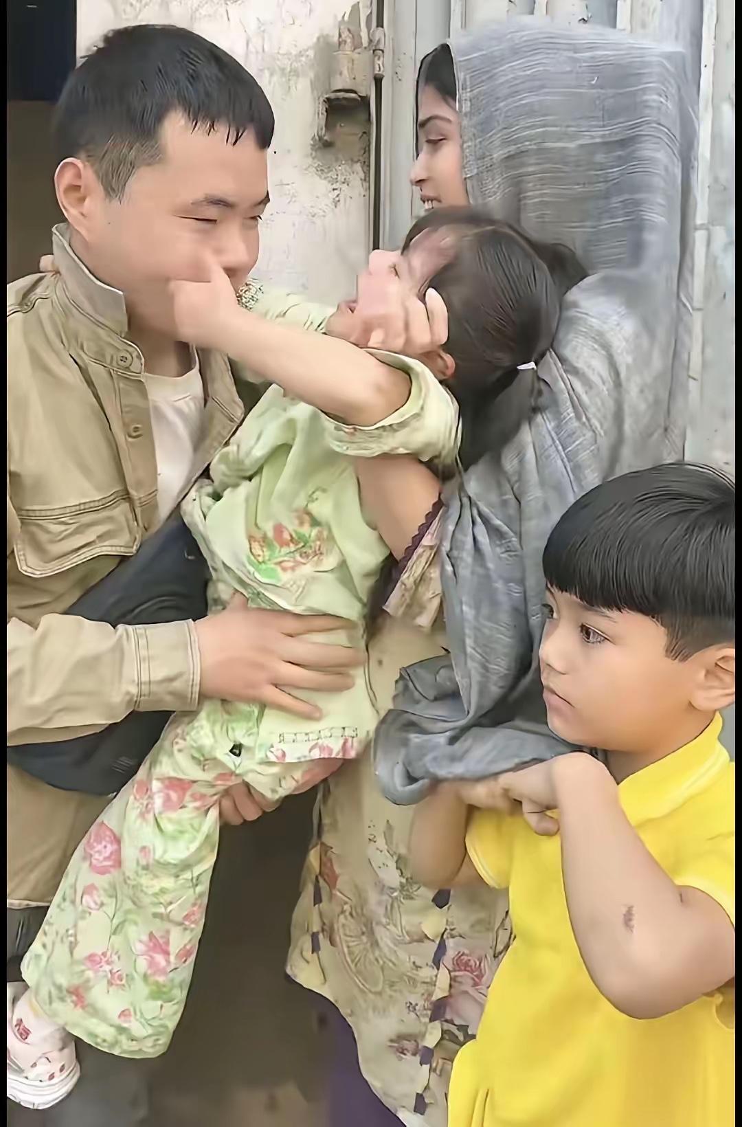 一位中国男人，在巴基斯坦与当地妻子成家，生下一儿一女。因不可抗拒的原因，他准备独