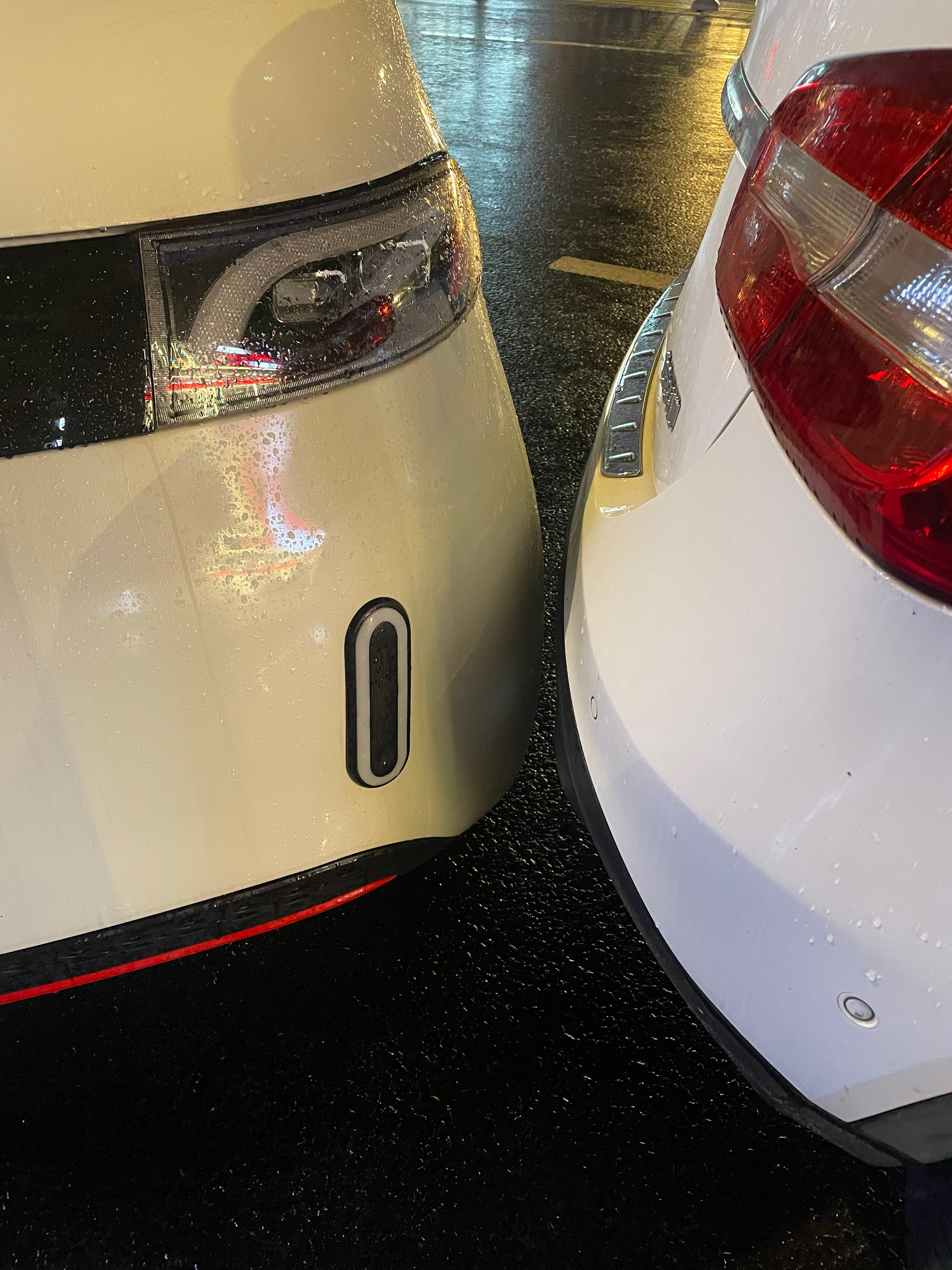 昨晚吃完饭出来开车🚗惊呆我 后面这车技术杠杠的啊  还好我前面预留空间大点 不