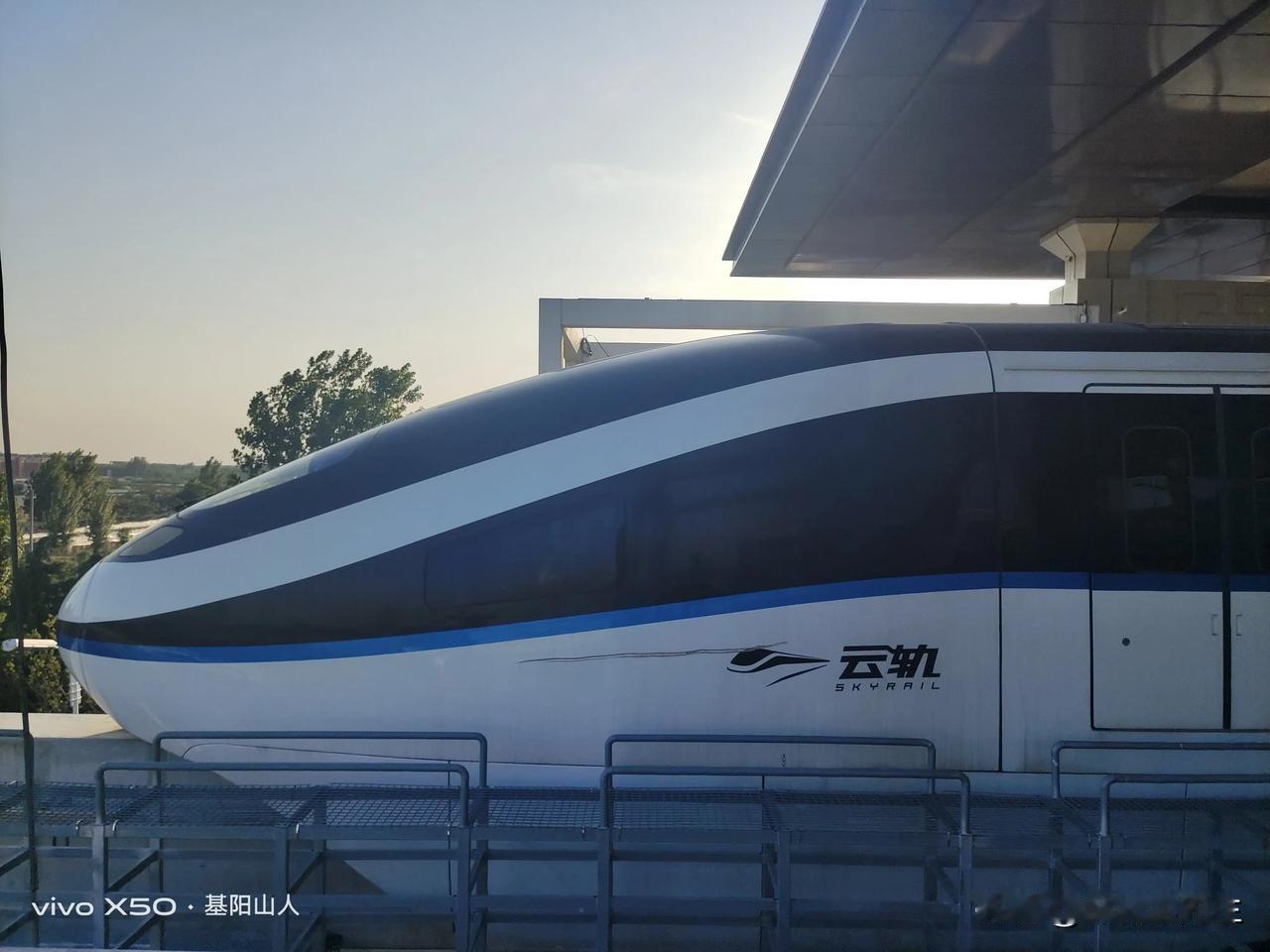 邹城云轨如今成为一个吐槽点，本地人吐槽，外地游客也吐槽。自2017年开始修建，到