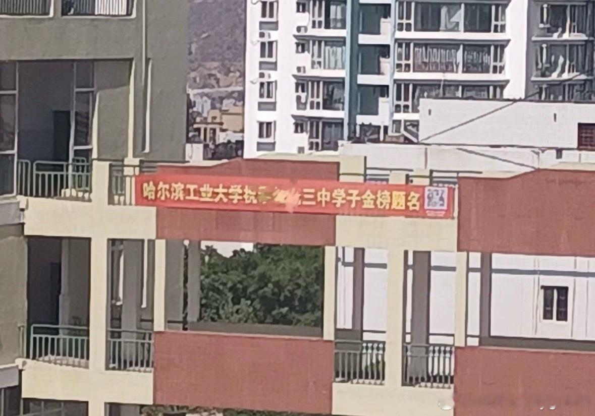 好感慨啊 翻相册翻到了三年前的今天在学校拍的 