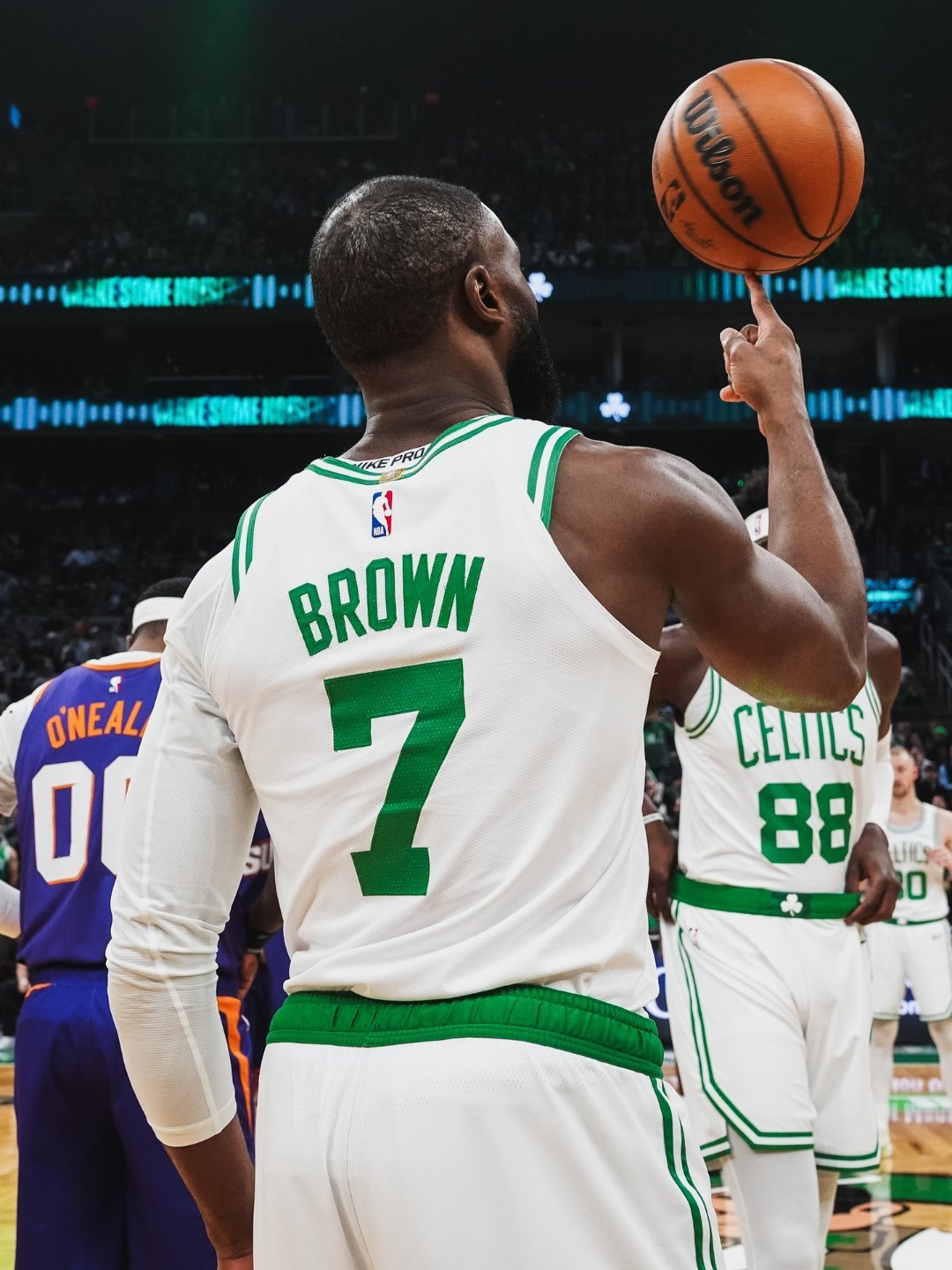 谈起听到主场球迷高呼“MVP”时，杰伦表示：“说实话，这感觉挺酷的。能在职业生涯