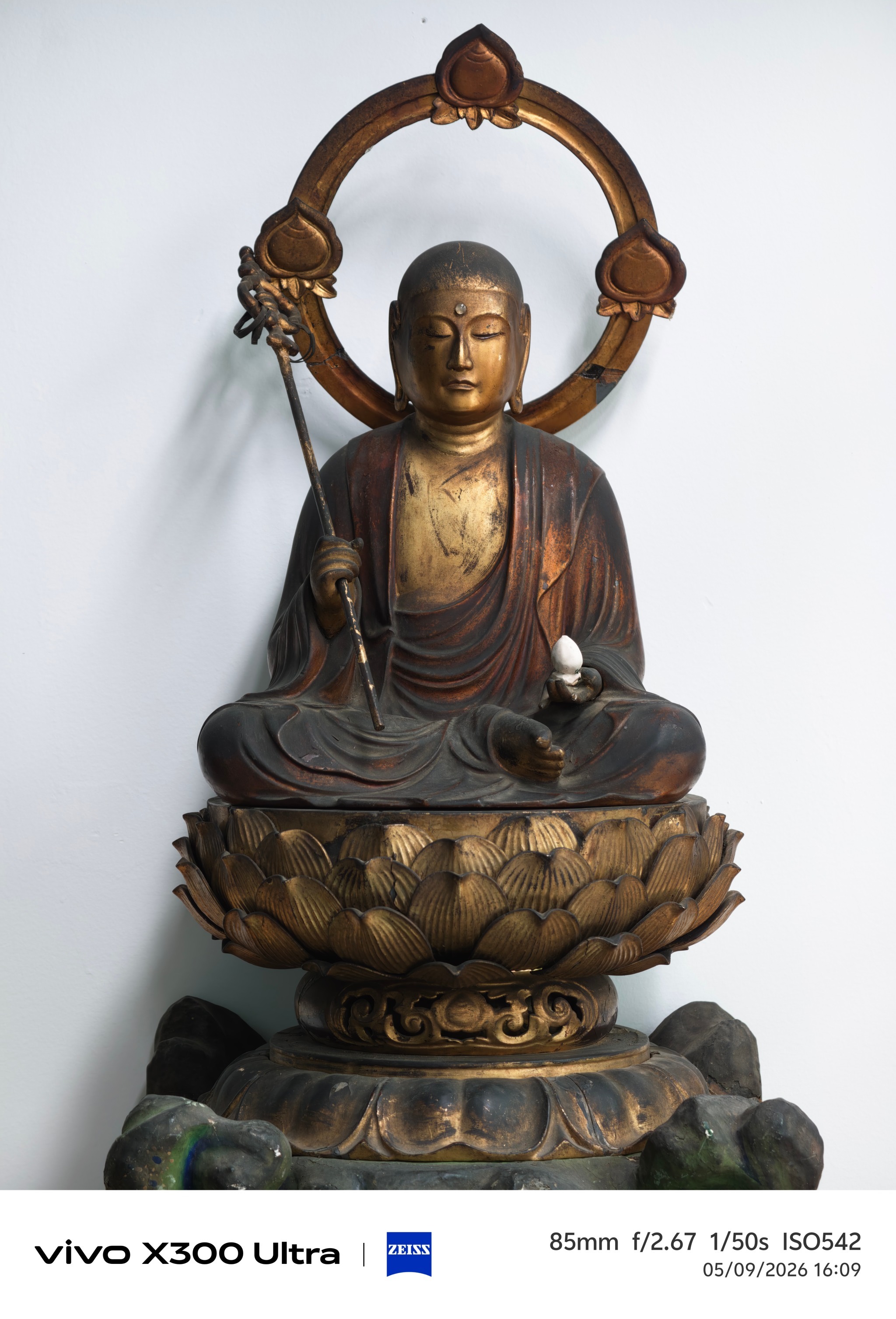 都2026年了，还有很多人说手机2亿是假的，然后在昏暗的房间里或者手机专卖店里随