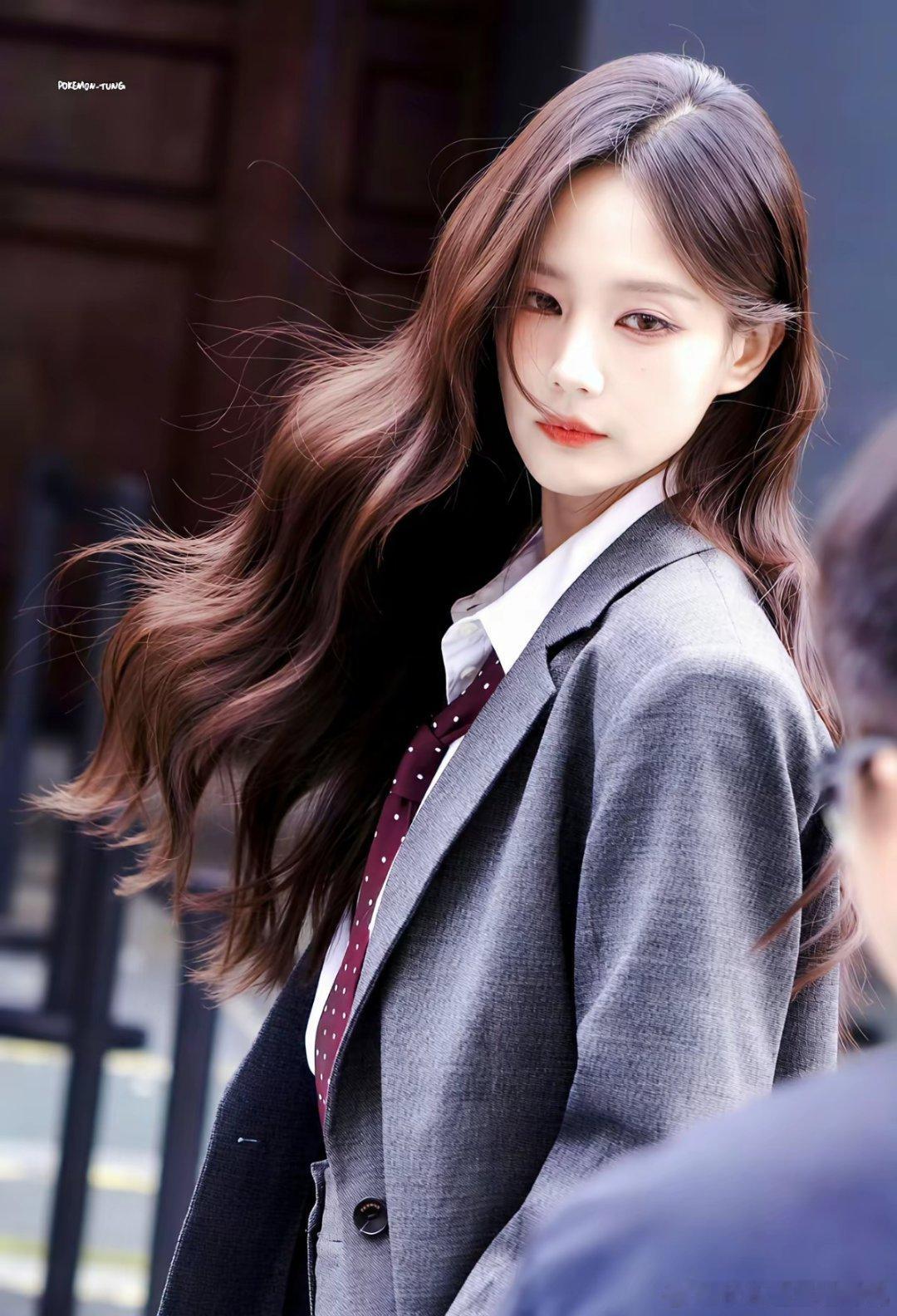 李一桐不火，不是演技不行，是太听话了。一场戏一条过，导演夸到天花乱坠，观众却记不