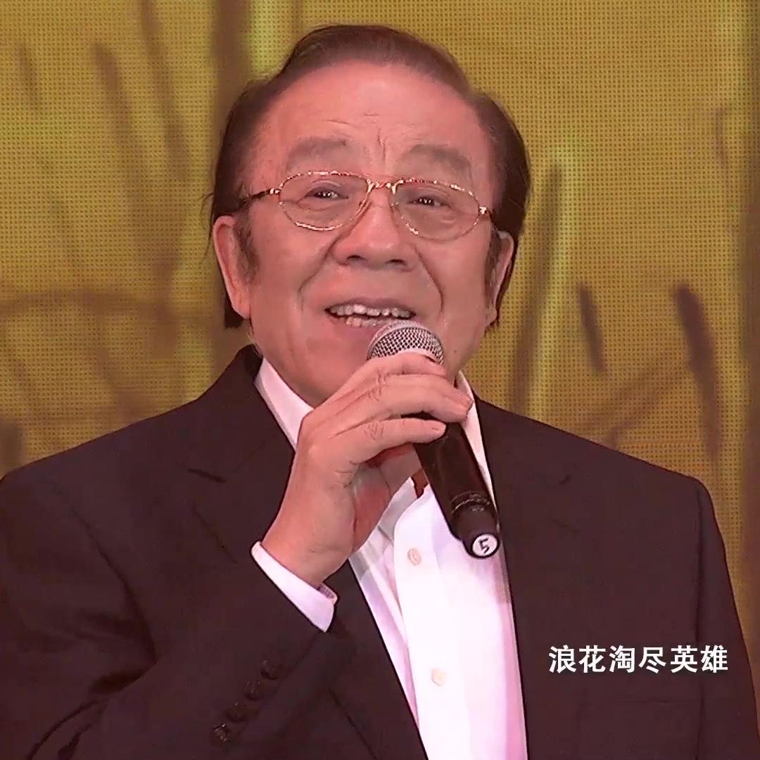 歌唱家，杨洪基说，我是标准的大器晚成，五十多岁才出名，就是因为唱了三国演义的歌，