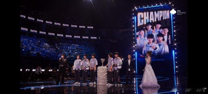 KSG金色雨谁能不被这场金色雨打动，漫长赛程里一路并肩前行，逆风翻盘打破质疑，漫