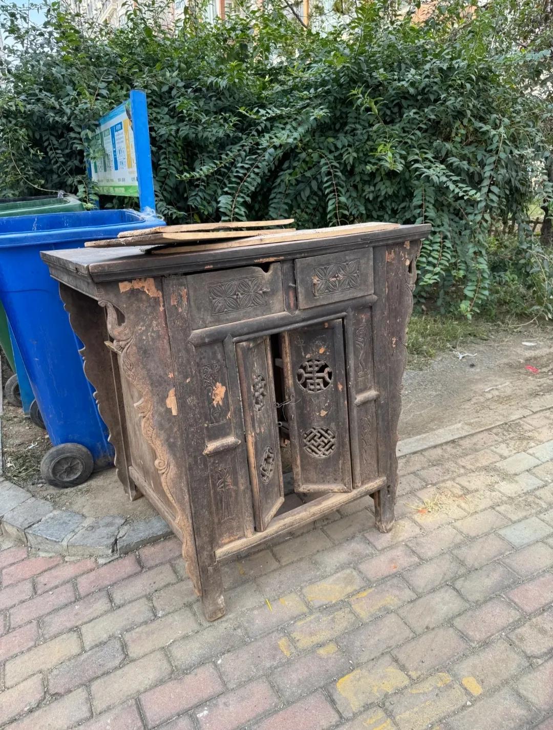 邻居扔的桌子，看着有点年头了！捡还是不捡？