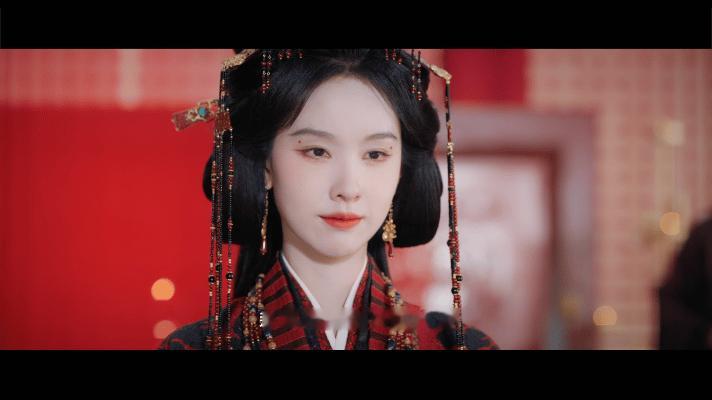 重生归来陈都灵拿复仇爽文本楚朝妆容细节设计特别用心，眉眼妆容由淡转凌厉，悄悄铺垫