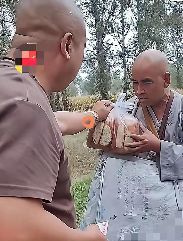 路人偶遇修行者递钱和面包，僧人只收面包不收钱，连饮料都不要——这事儿听着就特别触