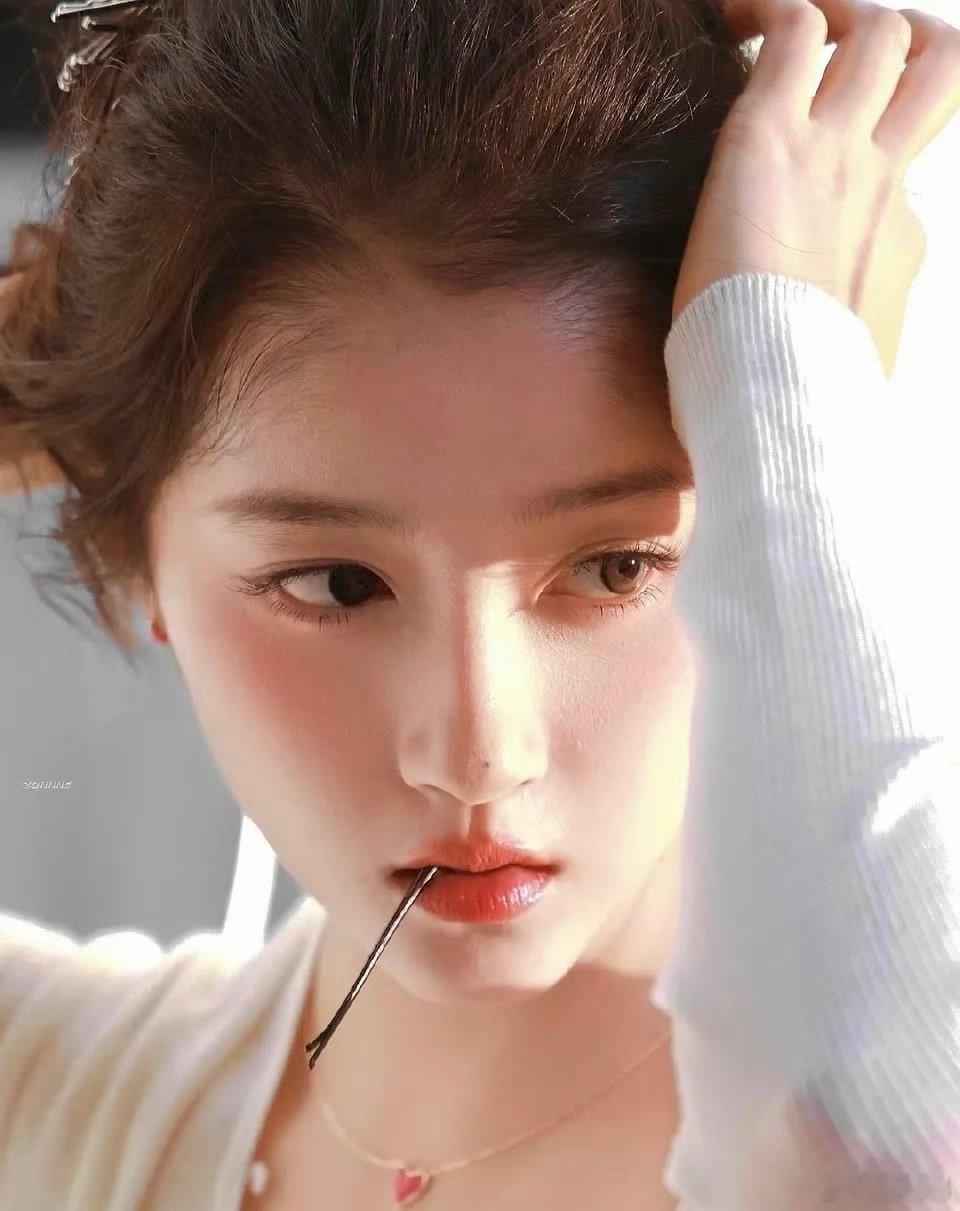 关晓彤21年只拍了一部戏我觉得应该是处理你感情上的问题，而且你现在也不给我们回复