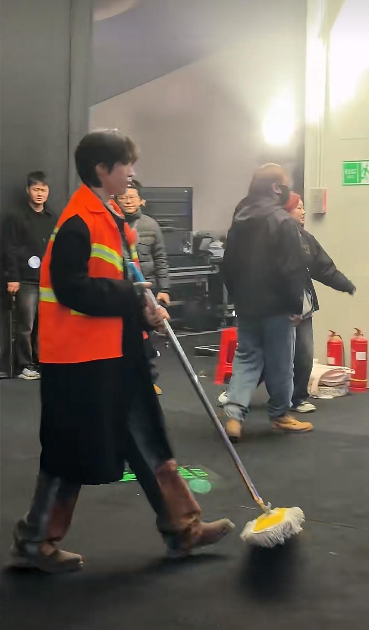 青你成团选手在livehouse当保洁抛开综艺效果，看到连淮伟扫地和整理设备那个
