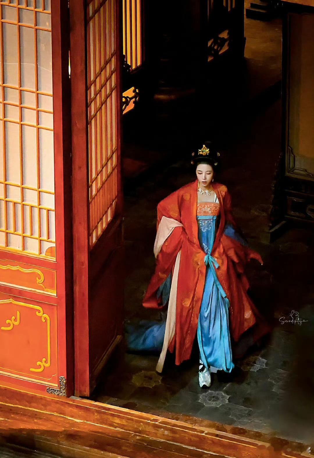 周雨彤太平年婚服造型 🌟周雨彤太平年婚服造型惊艳亮相!💃红色华服衬得她美若天