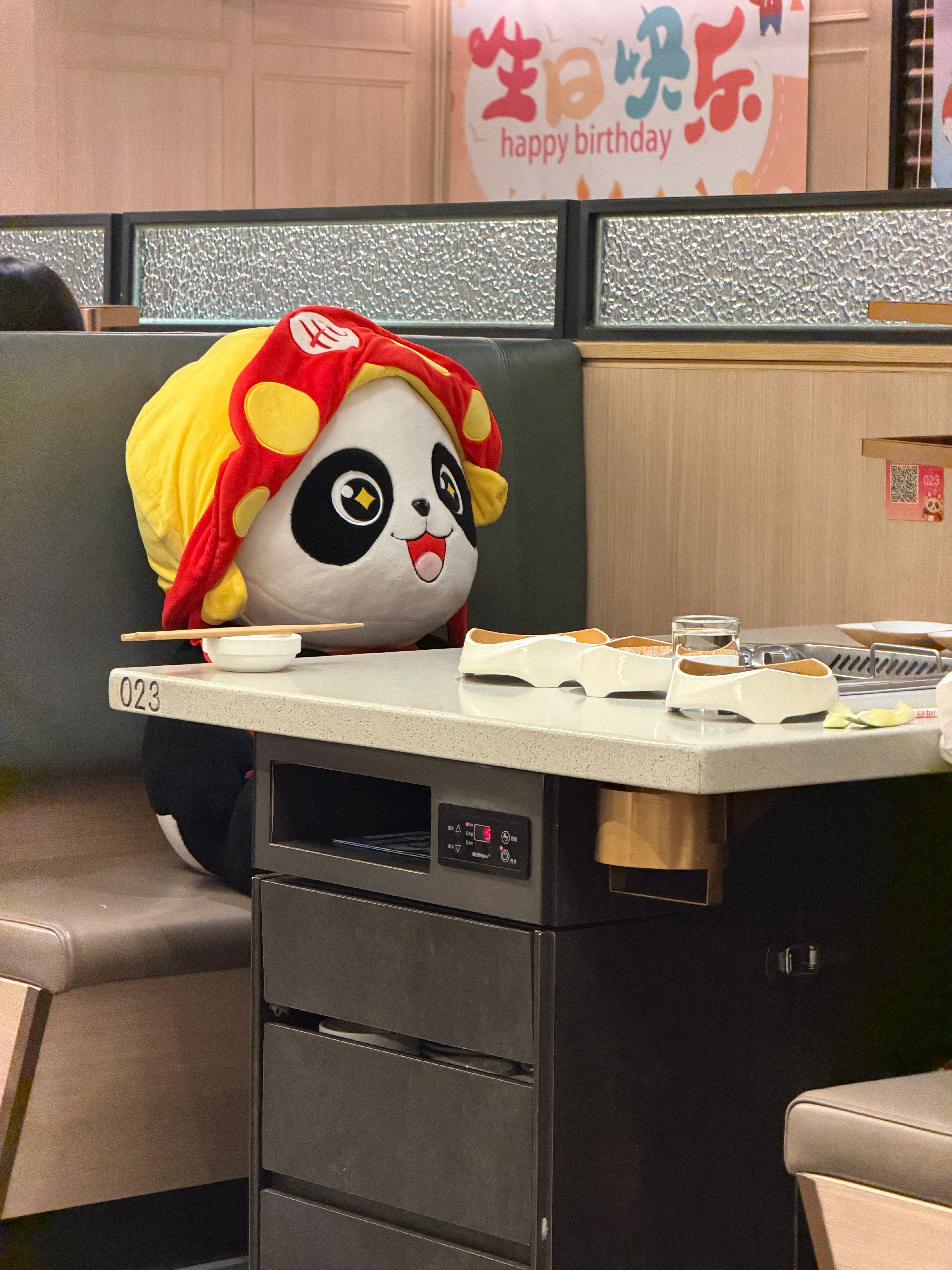 海底捞小熊猫陪吃都说得人心者得天下，其实商业里也一样。服务好不好，消费者心里都有