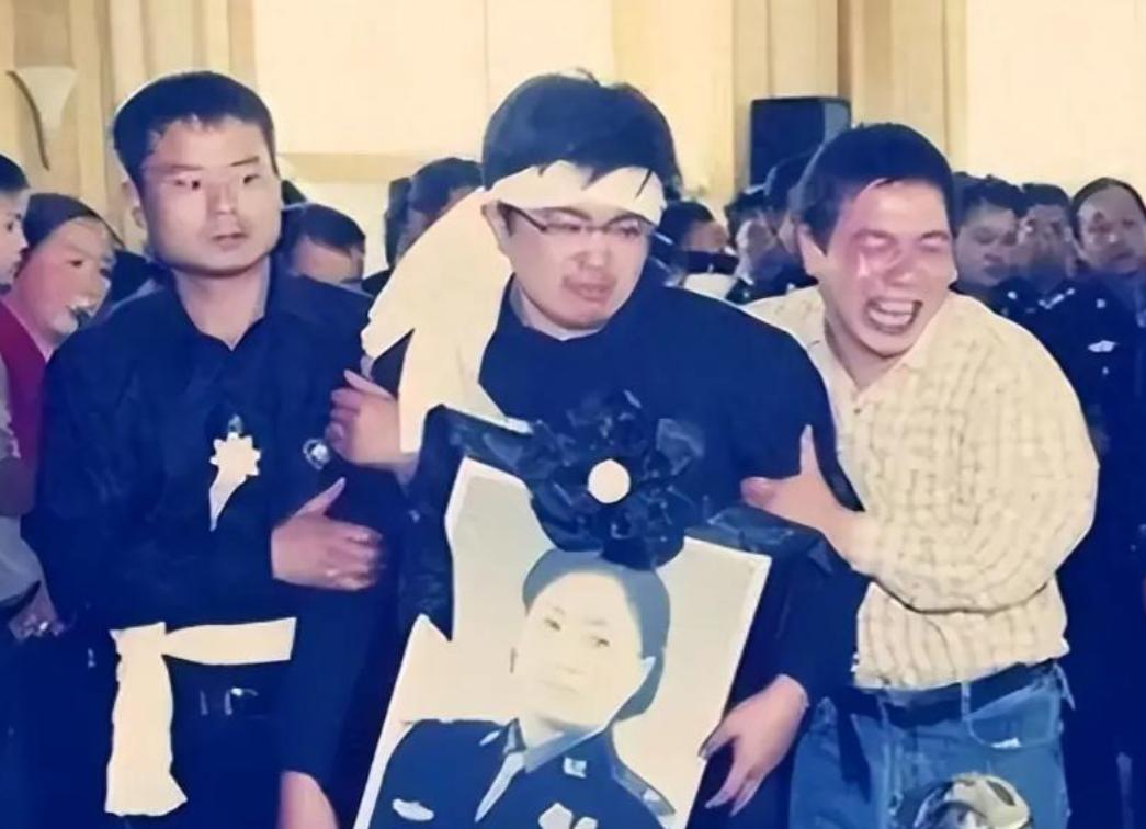 任长霞局长牺牲时，17岁的儿子卫辰尧正备战高考，4年后，父亲也因病去世，失去双亲