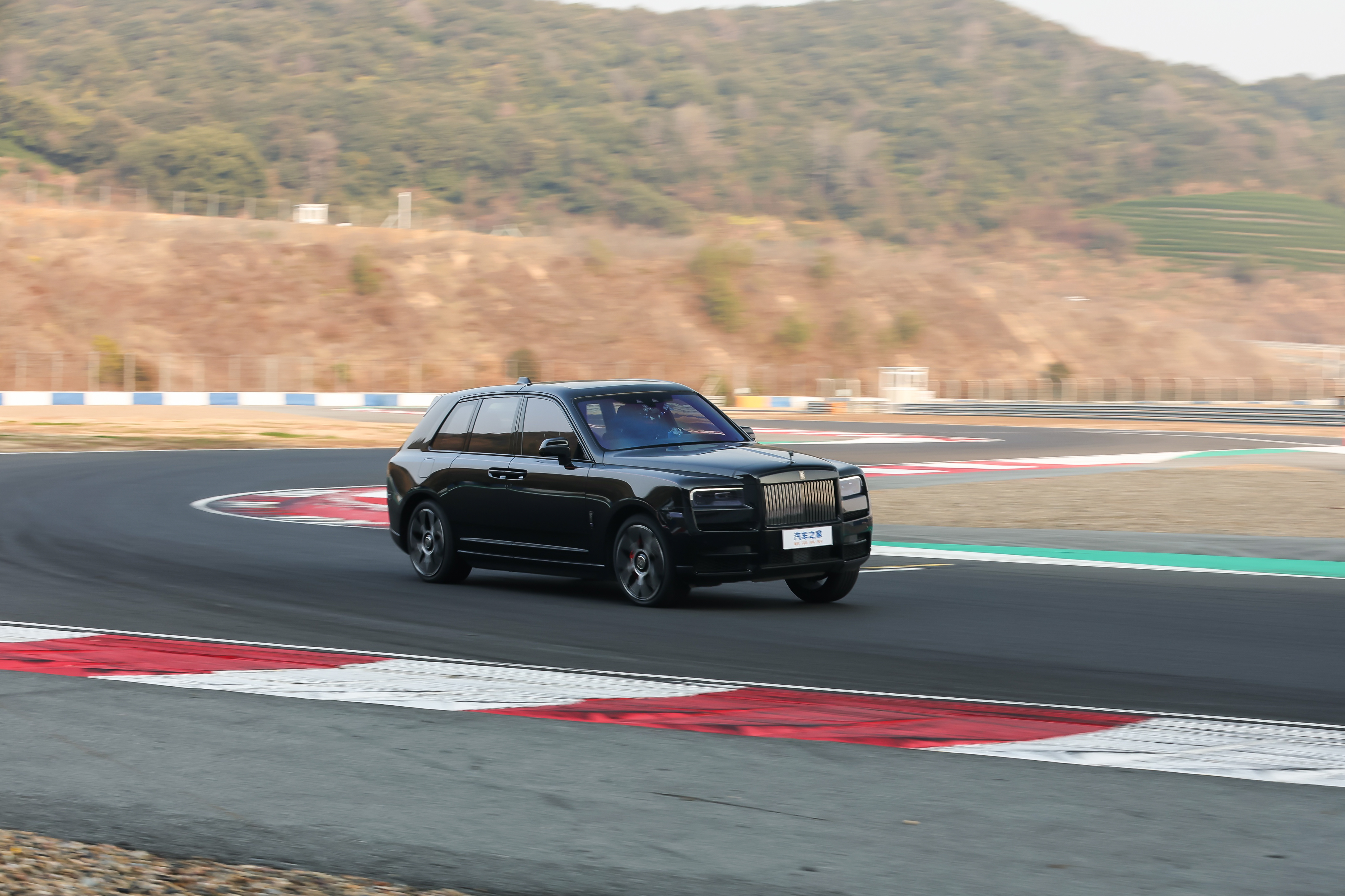 利用职务之便办了件大事开劳斯莱斯库里南跑宁波赛道虽然滑稽但主要体验主动稳定杆极氪