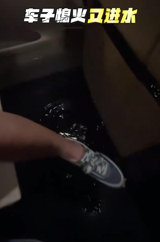 香港的暴雨让人触目惊心，除开容祖儿带着蔡卓妍和阿娇一路闯过深水区，她们的好友郑希