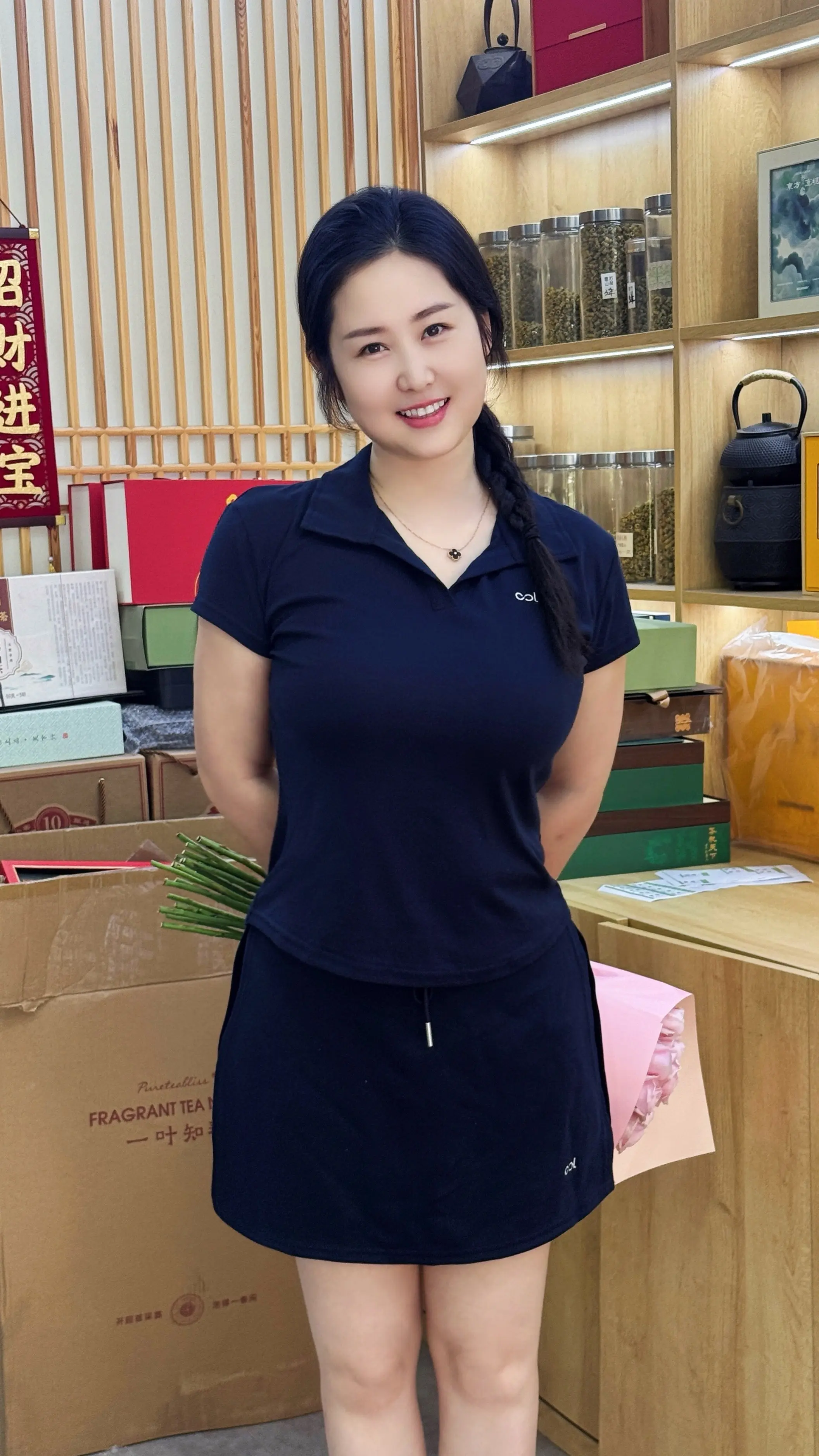 眼神是情感的窗户，透过眼神的交流，传递着无尽的爱意与温柔。