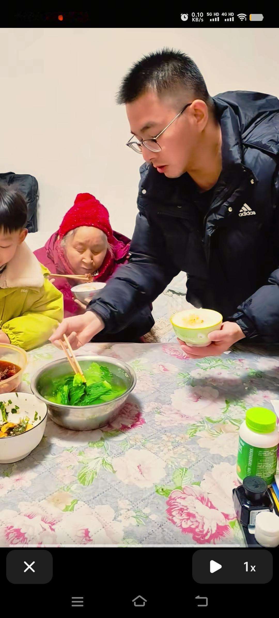 胡龙回到贵州毕节，和家人一起共进晚餐，这个家又是谁的家？应该不是小妹的家，小妹好