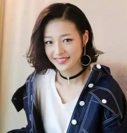 正在播出的电视剧《悬案》中，看到演员郎月婷了，剧中的名字叫周丽，出演某珠宝行大劫