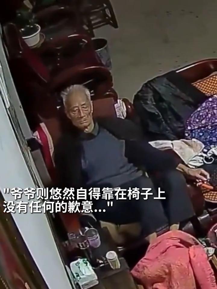 原来不爱你的人老了也一样。
老两口吃饭拌嘴，爷爷一气之下怒摔碗筷。事后奶奶强忍泪