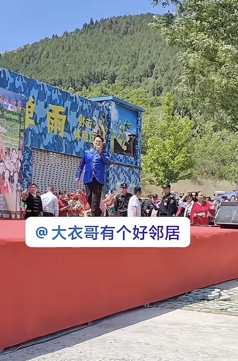 大衣哥五一演出排的挺满，上台前还是保安护送，主持人说，下面有请农民歌唱家闪亮登场