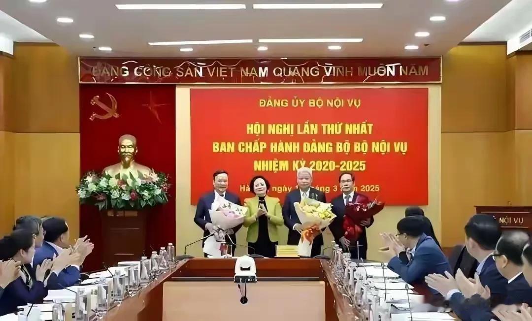 当地时间10月25日，越南国会任命官员，原内务部部长范氏清茶成为越南首位女性副总