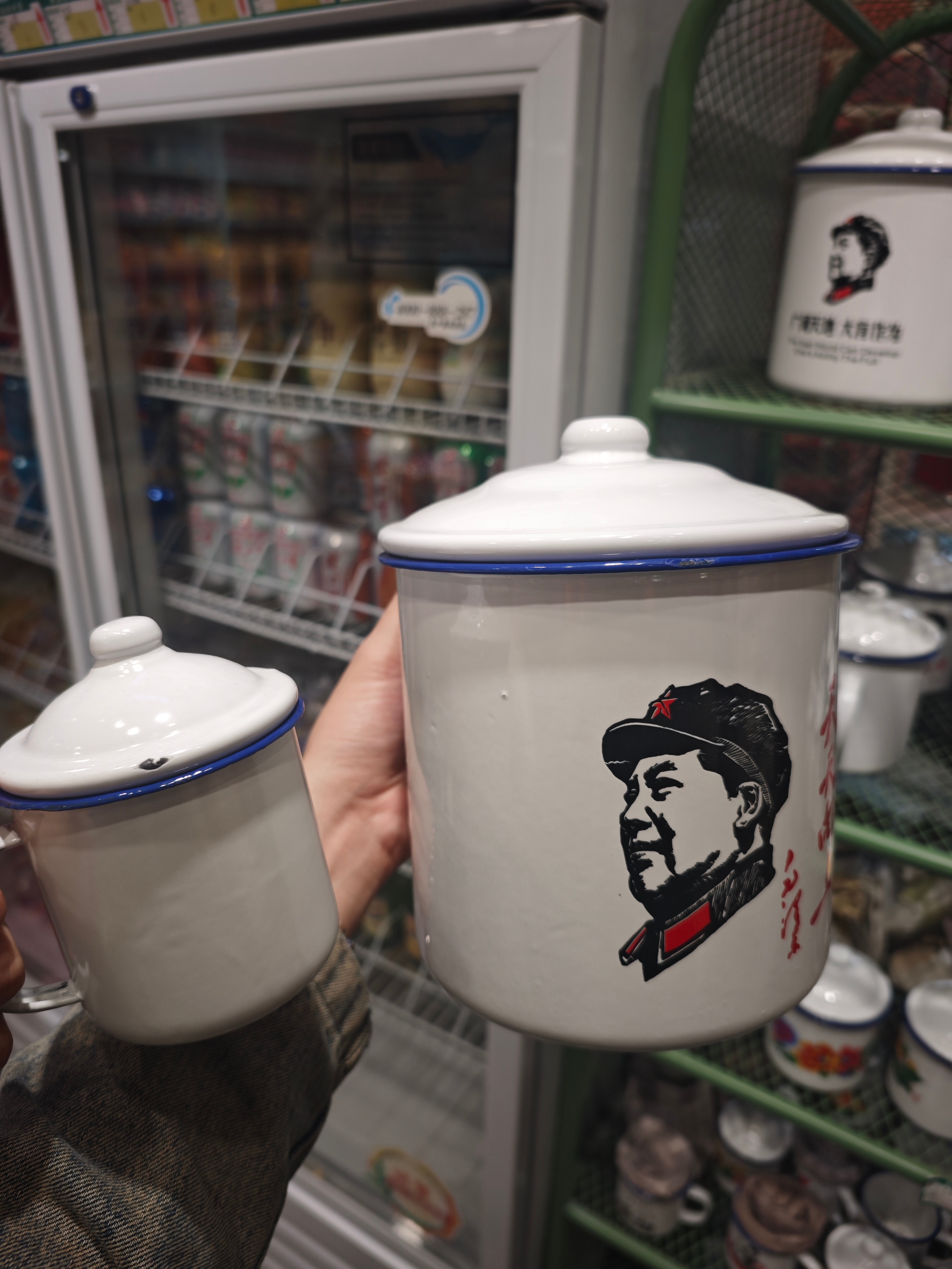 劳动最光荣，这个巨无霸大缸给劳模!(注:最右边是平常大家用的) 