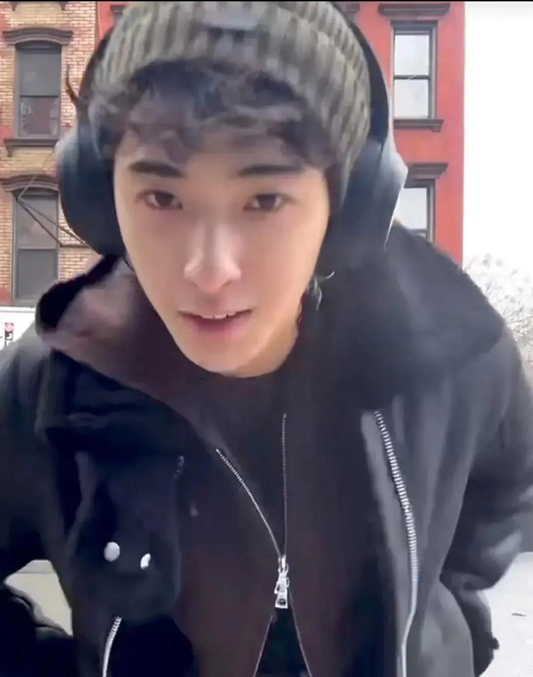 其实伊能静的儿子还是挺帅的。无滤镜大头照展现真实颜值与独特个性，遗传了爸爸妈妈的