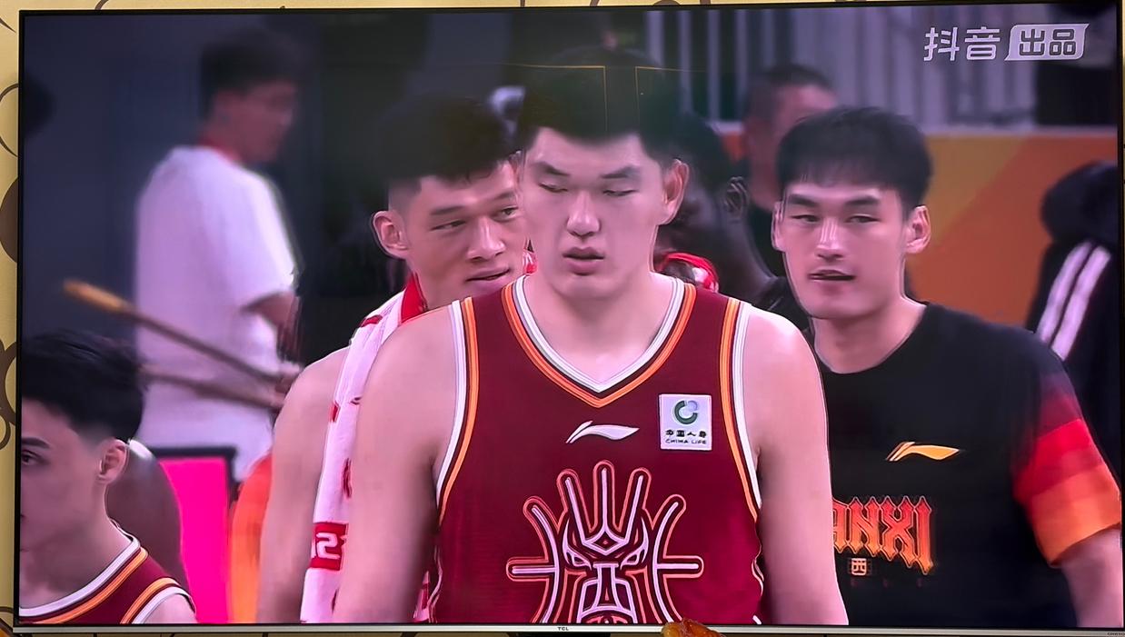 山西汾酒男篮的球风还是很强悍！
说难听点，就是打法凶狠！
代表人物就是张宁、刘传