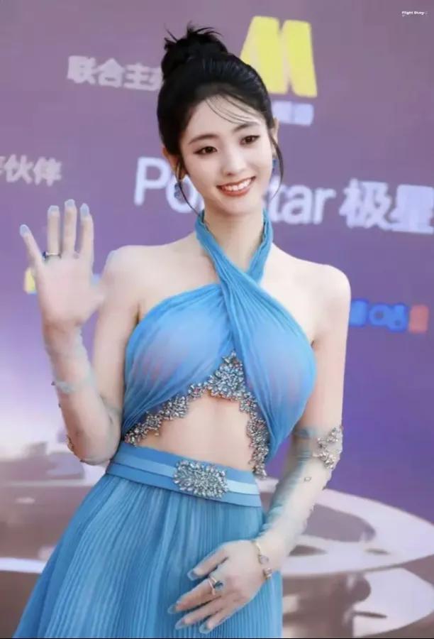 救命！邢菲穿蓝色轻纱挂脖礼裙，这轻盈曼妙身姿，美到我想原地喊老婆！

出道多年不