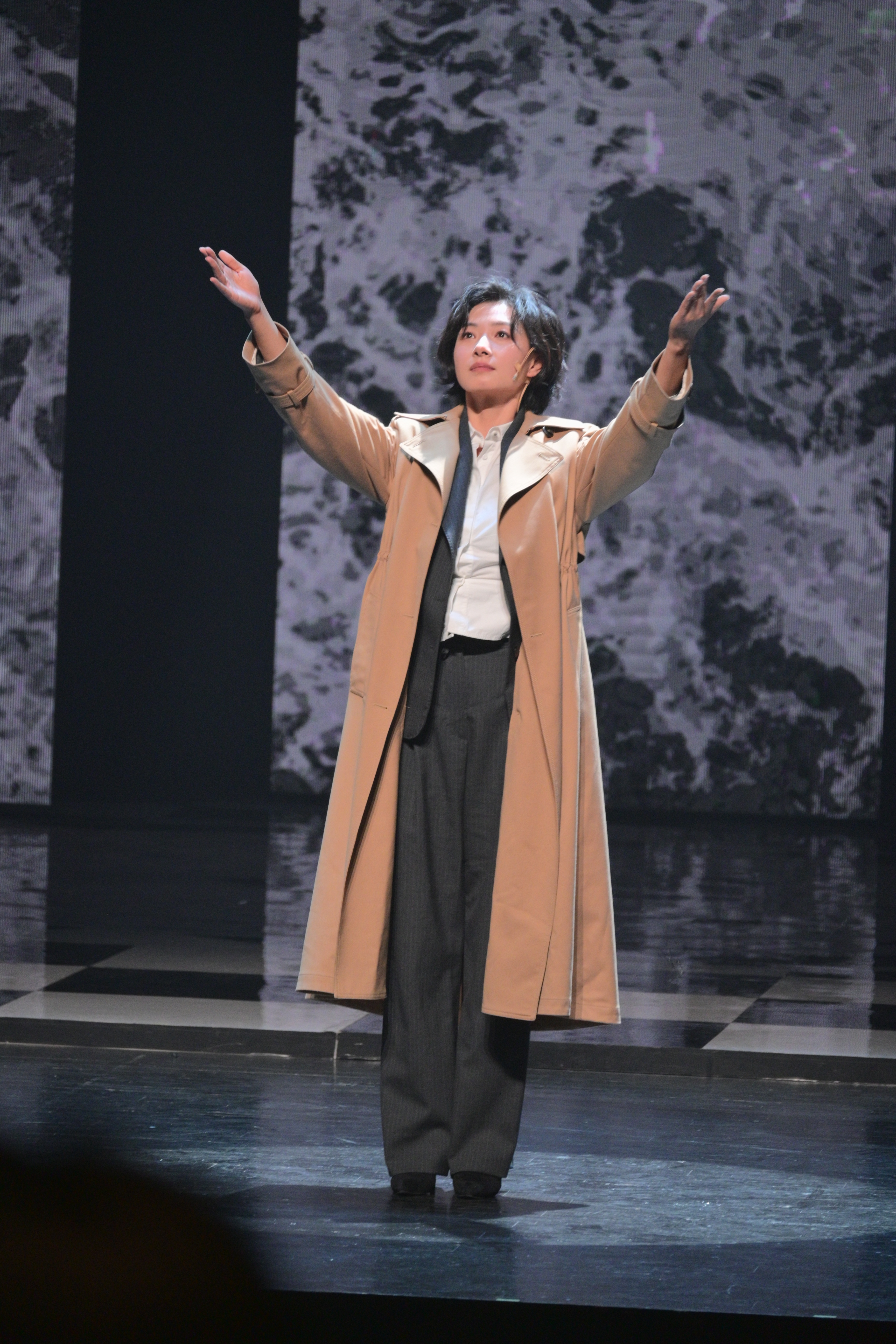 万茜｜ 万茜你好打劫 ｜万茜的幕间漫游记  你该被热烈地爱着，明亮地活着，像太阳