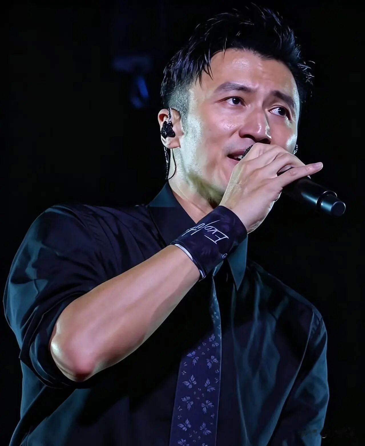 少年还是少年、成熟后不再宣泄内心的情绪，而是学会克制隐忍了…从不营销不卖惨不煽情