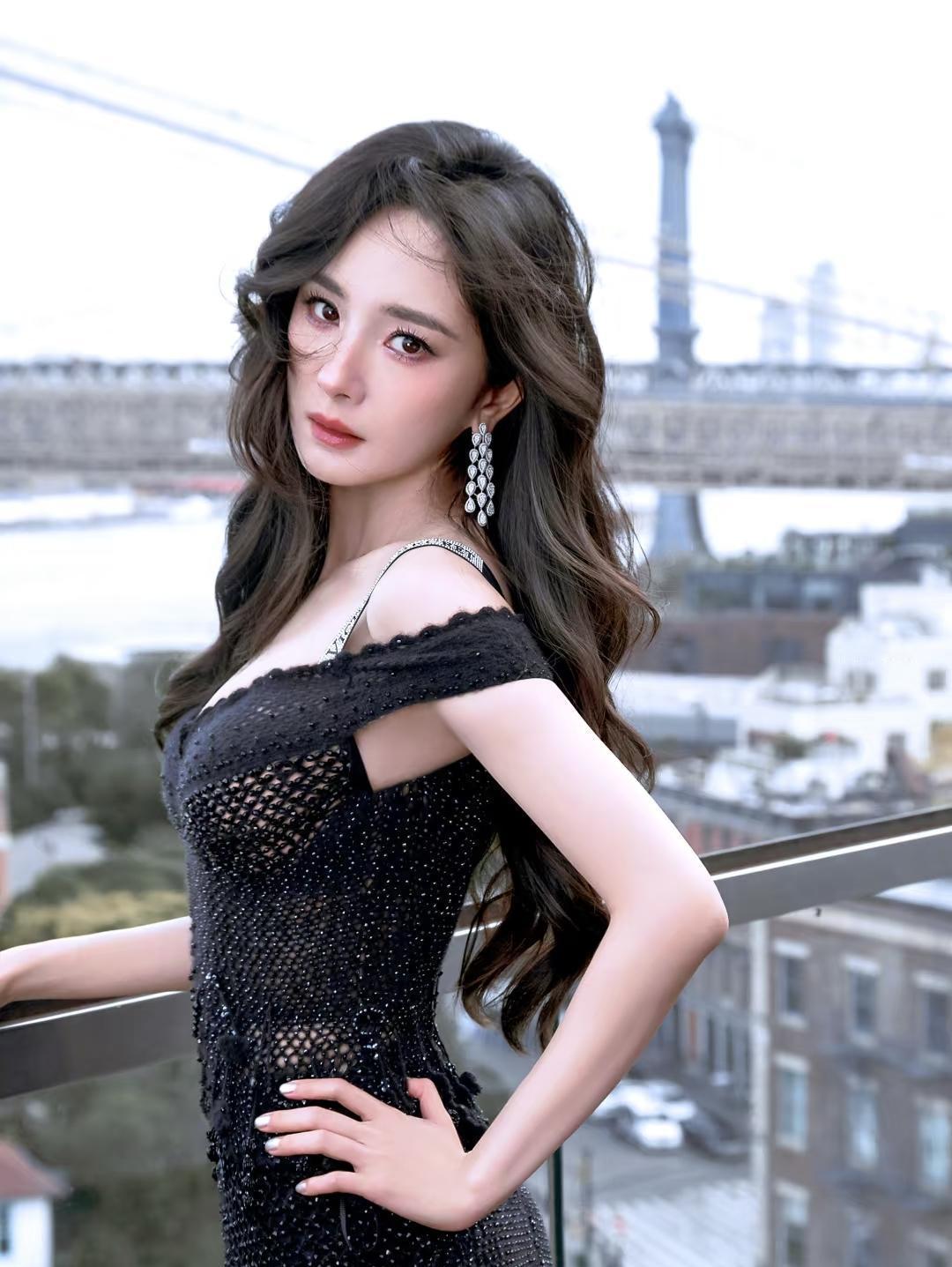 她不嫁，不是没人敢要，是她早就不需要别人来给身份了。
以前说她太强，男人压不住。