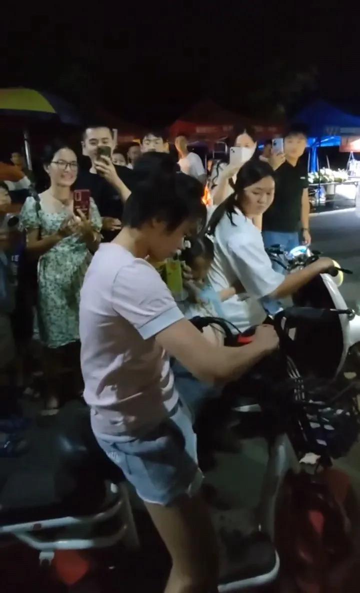 全红婵国庆节回家带着小侄女去小卖部买零食吃，东西买好后，还没出小卖部，婵宝就开始