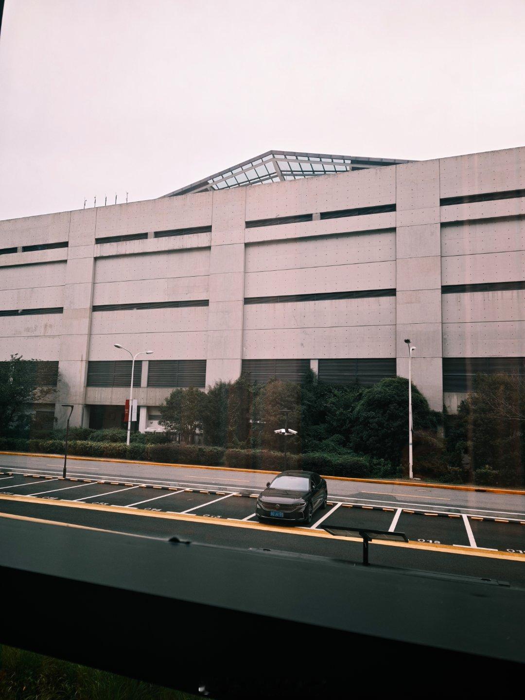 这个安排好 直接住机场停车场里干完活直接走 