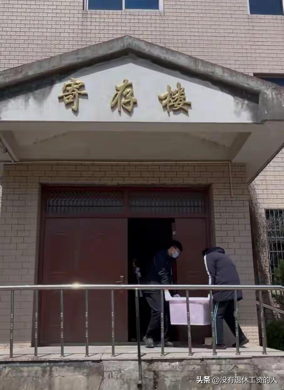 中学师生连续12年，为304名无名逝者"安了家"

浙江宁波余姚市第四中学，在2