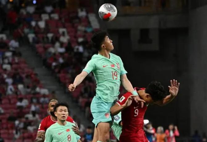 各打半场好球，中国队2：2战平新加坡，态度端正，战术有变化，小摩托、李源一表现不
