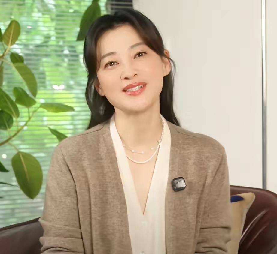 梅婷是谁？
是《父母爱情》里的安杰，《不要和陌生人说话》里的梅湘南，金鹰奖、飞天