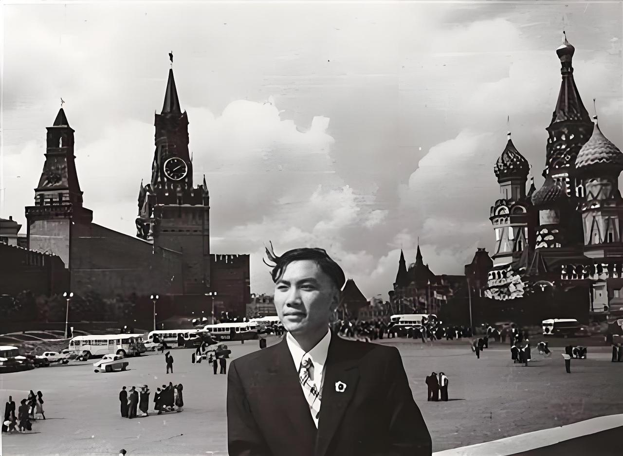 一张满是年代韵味的莫斯科红场旧照中，这位青年歌唱家究竟是谁？他素有“一人千腔”之